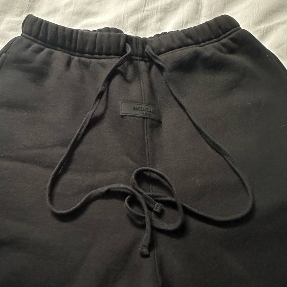 FEAR OF GOD Essentials Fleece Sweat Shorts - Picture 2 of 5